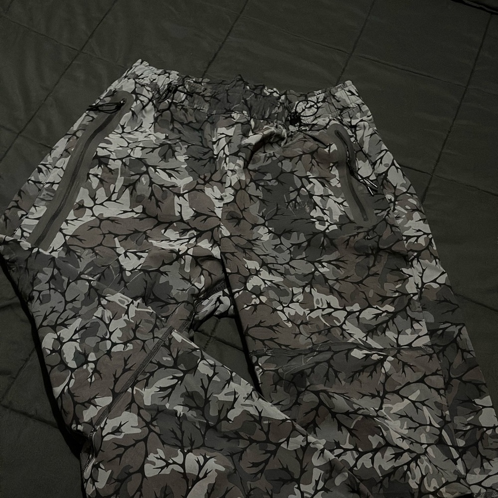 Nike Men's Loose Fit, Strsight Leg, Camouflage Leaf Print Cargo Pants - Gray